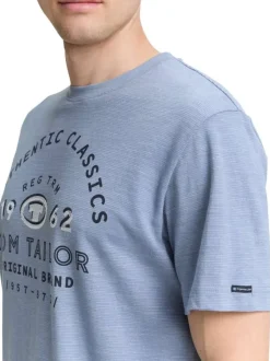 T-shirt en coton bleu imprimé à la poitrine avec de fines rayures et un col rond