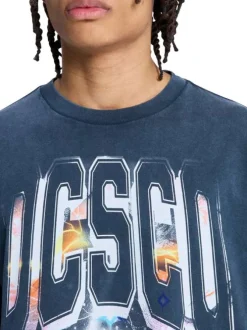 T-shirt en coton bleu marine avec un col rond et une coupe droite