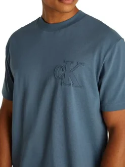 T-shirt en coton bleu uni à coupe oversize avec un patch logo cousu à l'avant