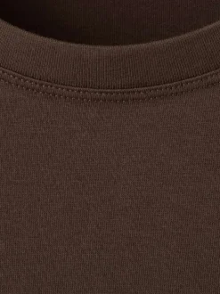 T-shirt en coton chocolat uni pourvu d'un col rond et d'une coupe droite