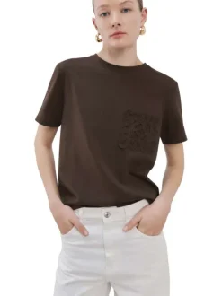 T-shirt en coton chocolat uni pourvu d'un col rond et d'une coupe droite