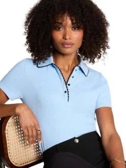 T-shirt en coton ciel uni avec une coupe droite et un col à revers