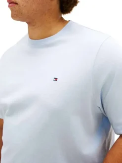 T-shirt en coton ciel uni avec une coupe droite et un col rond