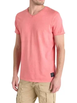 T-shirt en coton corail légèrement délavé avec un col v et une coupe droite