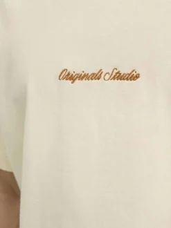 T-shirt en coton écru avec un logo orange brodé et une coupe droite