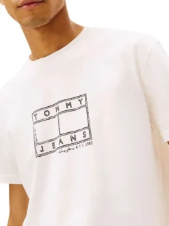 T-shirt en coton écru à imprimé avec une coupe droite et un col rond