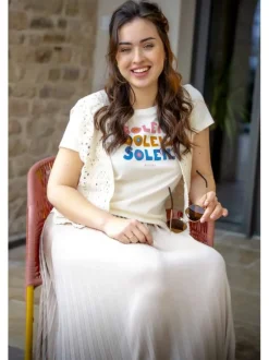 T-shirt en coton écru imprimé à la poitrine avec un col rond