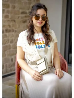 T-shirt en coton écru imprimé à la poitrine avec un col rond
