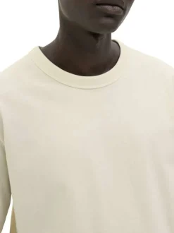 T-shirt en coton écru pourvu d'une coupe droite et d'un col rond