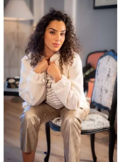 T-shirt en coton écru rayé et imprimé avec une coupe droite et un col rond