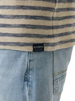 T-shirt en coton écru à rayures bleues avec une coupe droite et un col rond