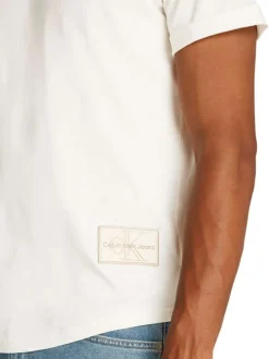 T-shirt en coton écru uni avec une coupe droite et un col rond