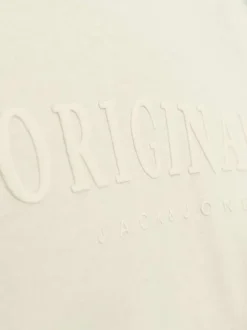T-shirt en coton écru uni à coupe droite avec une écriture en relief