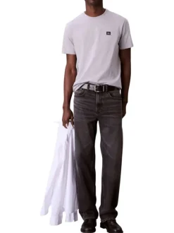 T-shirt en coton gris clair uni avec un petit patch brodé et à col rond