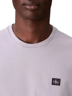 T-shirt en coton gris clair uni avec un petit patch brodé et à col rond