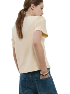T-shirt en coton jaune pâle uni avec une coupe droite et un col rond
