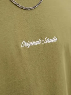 T-shirt en coton kaki uni avec une coupe droite et un col rond