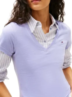 T-shirt en coton lavande uni avec une coupe ajustée et un col v
