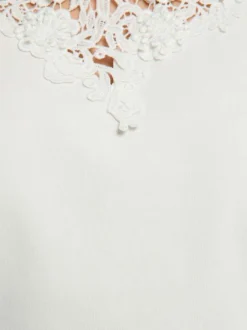 T-shirt en coton mélangé blanc avec une coupe droite et des manches courtes