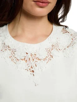 T-shirt en coton mélangé blanc avec une coupe droite et des manches courtes