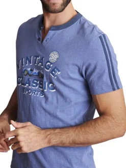 T-shirt en coton mélangé bleu imprimé à l'avant et à col rond boutonné