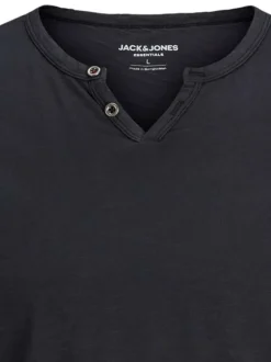 T-shirt en coton noir avec une coupe droite et un col tunisien ouvert