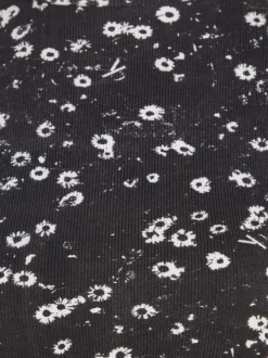 T-shirt en coton noir fleuri avec une coupe près du corps et un col montant