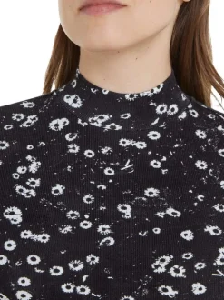 T-shirt en coton noir fleuri avec une coupe près du corps et un col montant