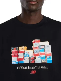 T-shirt en coton noir à imprimé avec une coupe droite et un col rond