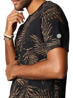 T-shirt en coton noir imprimé avec une coupe droite et un col rond