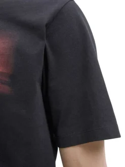 T-shirt en coton noir imprimé série à la poitrine et au dos avec un col rond