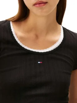 T-shirt en coton noir pourvu d'un col rond et de manches courtes