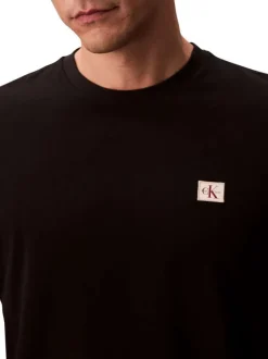 T-shirt en coton noir uni avec un petit patch brodé et à col rond