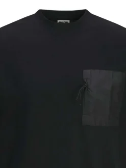 T-shirt en coton noir uni à coupe droite et à col rond avec une poche zippée