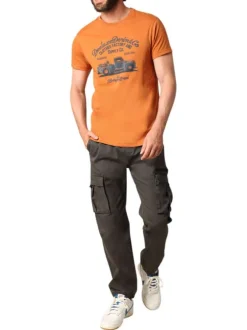 T-shirt en coton ocre avec un col rond et des manches courtes