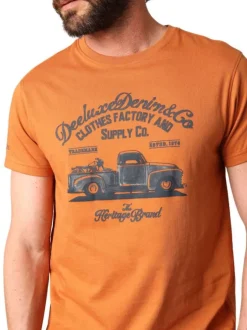 T-shirt en coton ocre avec un col rond et des manches courtes