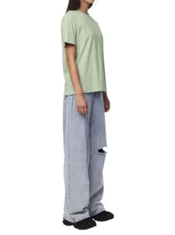 T-shirt en coton pistache uni avec une coupe droite et un col rond