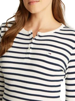 T-shirt en coton régénératif blanc rayé ajusté à col rond à boutons