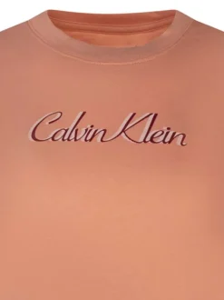 T-shirt en coton rose à coupe droite avec un col rond et texte sur la poitrine