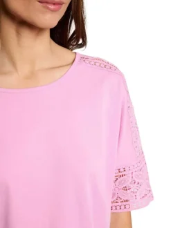 T-shirt en coton rose uni en dentelle avec une coupe droite et col rond
