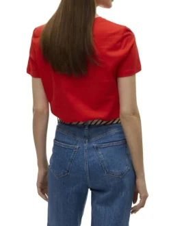T-shirt en coton rouge avec une écriture à la poitrine et un col rond