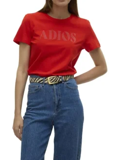 T-shirt en coton rouge avec une écriture à la poitrine et un col rond