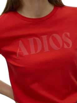 T-shirt en coton rouge avec une écriture à la poitrine et un col rond