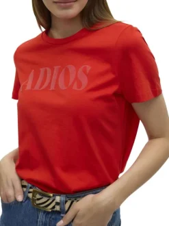T-shirt en coton rouge avec une écriture à la poitrine et un col rond