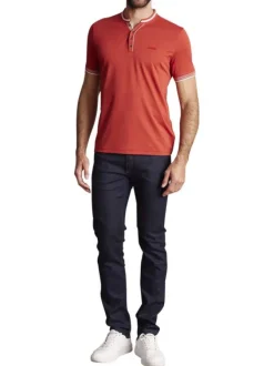 T-shirt en coton rouge brique uni avec une coupe droite et un col boutonné