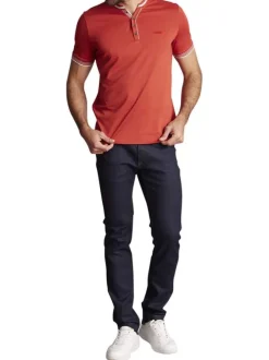 T-shirt en coton rouge brique uni avec une coupe droite et un col boutonné