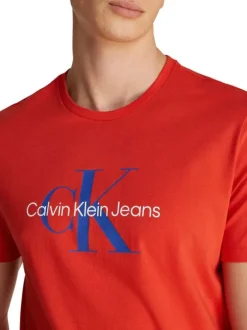 T-shirt en coton rouge imprimé à la poitrine à col rond avec une coupe droite