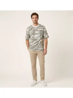 T-shirt en coton vert à motifs militaires avec une coupe droite et un col rond