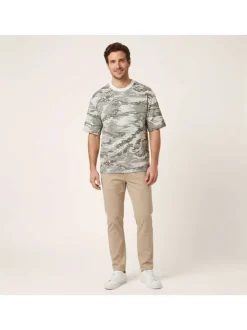 T-shirt en coton vert à motifs militaires avec une coupe droite et un col rond
