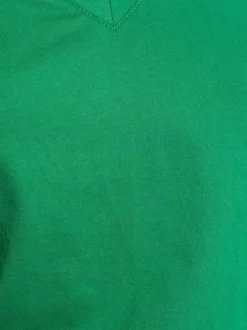 T-shirt en coton vert uni pourvu d'une coupe droite et d'un col en V
